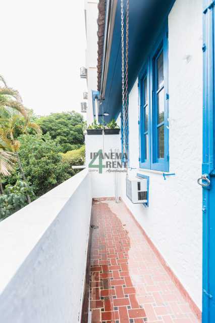 Conheça 13 do imóvel - Apartamento 60 m², claro com sacada, arejado e reformado. Sala, dois quartos, um banheiro social, um banheiro de empregada, armários embutidos, copa cozinha com dependência completa. - IPV2235 - 13 13 - 13