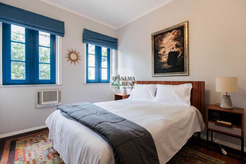 Conheça 14 do imóvel - Apartamento 60 m², claro com sacada, arejado e reformado. Sala, dois quartos, um banheiro social, um banheiro de empregada, armários embutidos, copa cozinha com dependência completa. - IPV2235 - 14 14 - 14