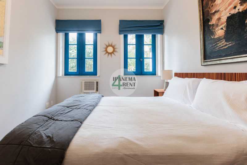Conheça 15 do imóvel - Apartamento 60 m², claro com sacada, arejado e reformado. Sala, dois quartos, um banheiro social, um banheiro de empregada, armários embutidos, copa cozinha com dependência completa. - IPV2235 - 15 15 - 15
