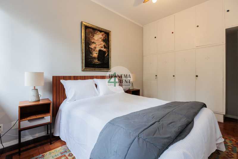 Conheça 17 do imóvel - Apartamento 60 m², claro com sacada, arejado e reformado. Sala, dois quartos, um banheiro social, um banheiro de empregada, armários embutidos, copa cozinha com dependência completa. - IPV2235 - 17 17 - 17