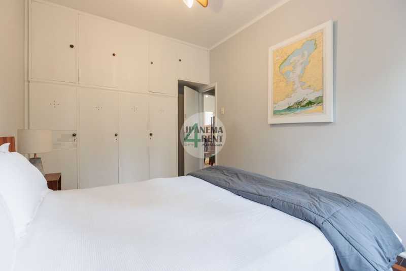 Conheça 19 do imóvel - Apartamento 60 m², claro com sacada, arejado e reformado. Sala, dois quartos, um banheiro social, um banheiro de empregada, armários embutidos, copa cozinha com dependência completa. - IPV2235 - 19 19 - 19