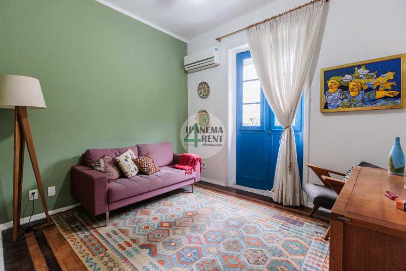 Conheça 20 do imóvel - Apartamento 60 m², claro com sacada, arejado e reformado. Sala, dois quartos, um banheiro social, um banheiro de empregada, armários embutidos, copa cozinha com dependência completa. - IPV2235 - 20 20 - 20