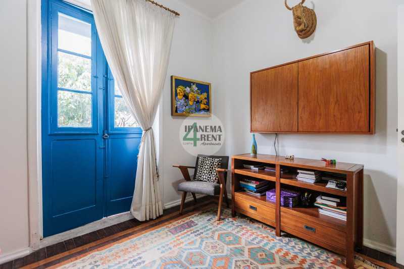 Conheça 21 do imóvel - Apartamento 60 m², claro com sacada, arejado e reformado. Sala, dois quartos, um banheiro social, um banheiro de empregada, armários embutidos, copa cozinha com dependência completa. - IPV2235 - 21 21 - 21