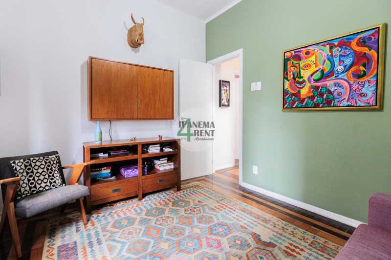 Conheça 22 do imóvel - Apartamento 60 m², claro com sacada, arejado e reformado. Sala, dois quartos, um banheiro social, um banheiro de empregada, armários embutidos, copa cozinha com dependência completa. - IPV2235 - 22 22 - 22