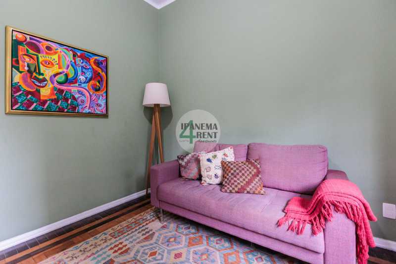 Conheça 23 do imóvel - Apartamento 60 m², claro com sacada, arejado e reformado. Sala, dois quartos, um banheiro social, um banheiro de empregada, armários embutidos, copa cozinha com dependência completa. - IPV2235 - 23 23 - 23