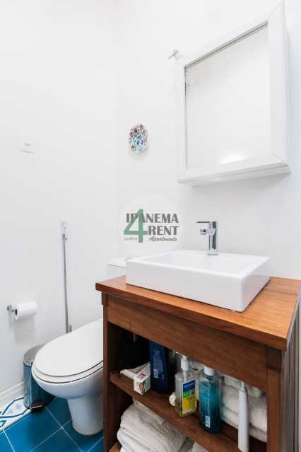 Conheça 25 do imóvel - Apartamento 60 m², claro com sacada, arejado e reformado. Sala, dois quartos, um banheiro social, um banheiro de empregada, armários embutidos, copa cozinha com dependência completa. - IPV2235 - 25 25 - 25