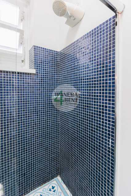 Conheça 27 do imóvel - Apartamento 60 m², claro com sacada, arejado e reformado. Sala, dois quartos, um banheiro social, um banheiro de empregada, armários embutidos, copa cozinha com dependência completa. - IPV2235 - 27 27 - 27