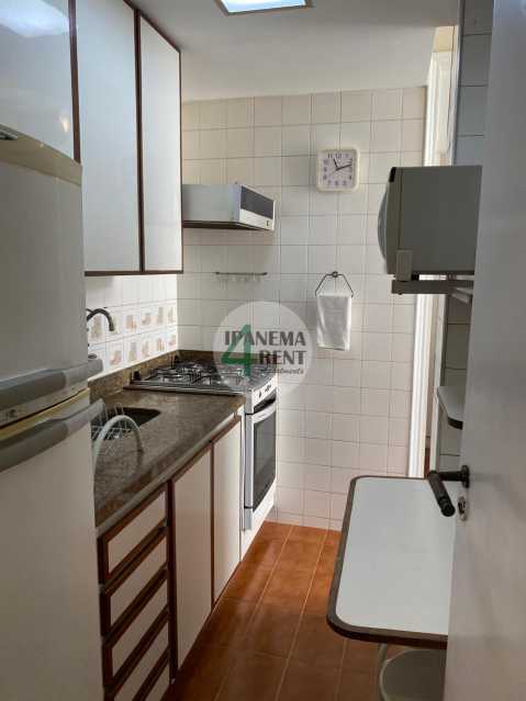 Conheça 13. do imóvel - Apartamento 52 m², sala e quarto com dependência, fundos, silencioso, Posto 06, uma quadra da praia e próximo ao Forte de Copacabana. Portaria 24 horas. - IPV1153 - 13 13. - 13