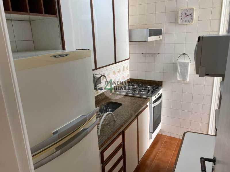 Conheça 15. do imóvel - Apartamento 52 m², sala e quarto com dependência, fundos, silencioso, Posto 06, uma quadra da praia e próximo ao Forte de Copacabana. Portaria 24 horas. - IPV1153 - 15 15. - 15
