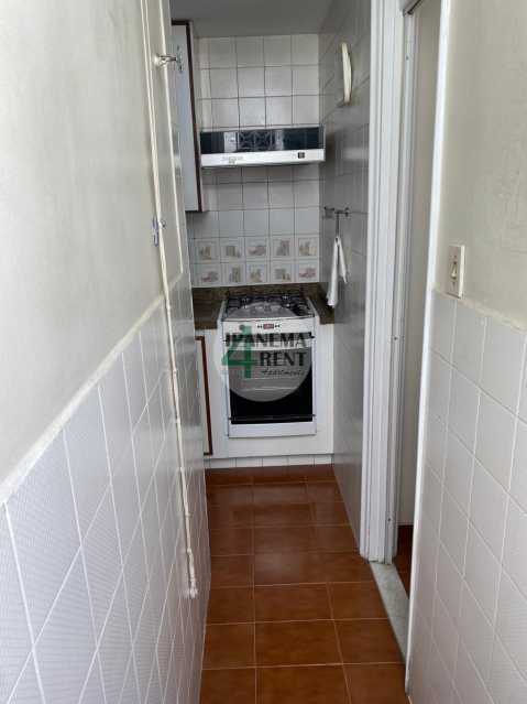 Conheça 16. do imóvel - Apartamento 52 m², sala e quarto com dependência, fundos, silencioso, Posto 06, uma quadra da praia e próximo ao Forte de Copacabana. Portaria 24 horas. - IPV1153 - 16 16. - 16