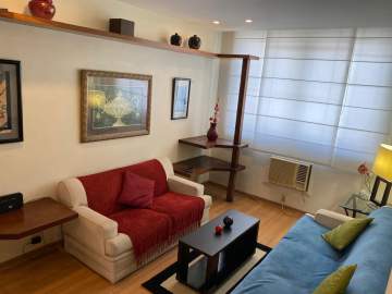 Ótima localização - Apartamento 52 m², sala e quarto com dependência, fundos, silencioso, Posto 06, uma quadra da praia e próximo ao Forte de Copacabana. Portaria 24 horas. - IP1071