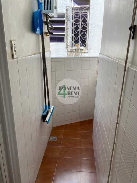Conheça 21. do imóvel - Apartamento 52 m², sala e quarto com dependência, fundos, silencioso, Posto 06, uma quadra da praia e próximo ao Forte de Copacabana. Portaria 24 horas. - IP1071 - 21 21. - 21
