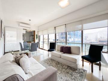 Ótima localização - Excelente apartamento de 85 m² com duas suítes, três varandas, andar alto, vista lateral mar, decoração moderna, piscina aquecida na cobertura com uma bela vista de 360º de toda orla de Ipanema. - IPF2045C