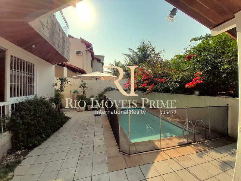 Conheça ÁREA DA PISCINA do imóvel - Casa em Condomínio à venda Avenida das Américas, Barra da Tijuca, Rio de Janeiro - R$ 2.800.000 - RPCN40005 - 2 ÁREA DA PISCINA - 2