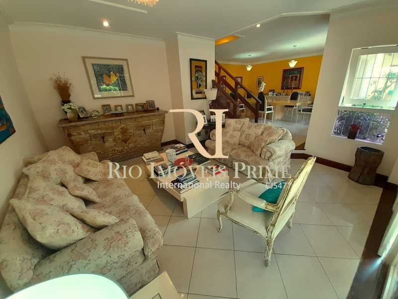 Conheça SALA DE ESTAR do imóvel - Casa em Condomínio à venda Avenida das Américas, Barra da Tijuca, Rio de Janeiro - R$ 2.800.000 - RPCN40005 - 3 SALA DE ESTAR - 3
