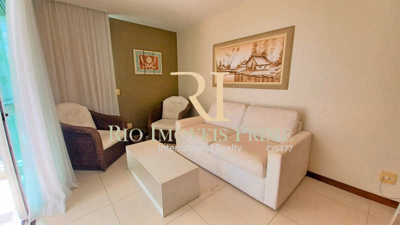Conheça SALA ESTAR do imóvel - Flat à venda Avenida Lúcio Costa, Barra da Tijuca, Rio de Janeiro - R$ 850.000 - RPFL10122 - 6 SALA ESTAR - 6