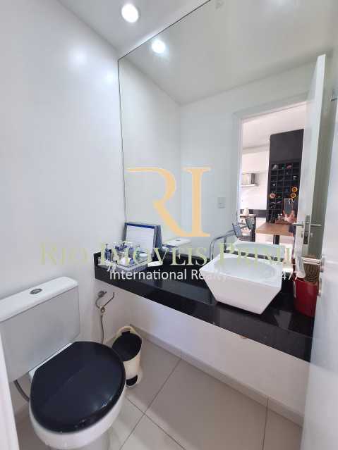 Conheça LAVABO do imóvel - RHR, 2 suítes, vista mar, reformado - RPFL20056 - 9 LAVABO - 9
