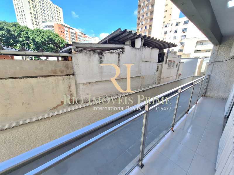 Conheça VARANDA do imóvel - TIJUCA / RUA D. DELFINA / 2 QUARTOS / 2 VAGAS / METRÔ - RPAP20395 - 4 VARANDA - 4