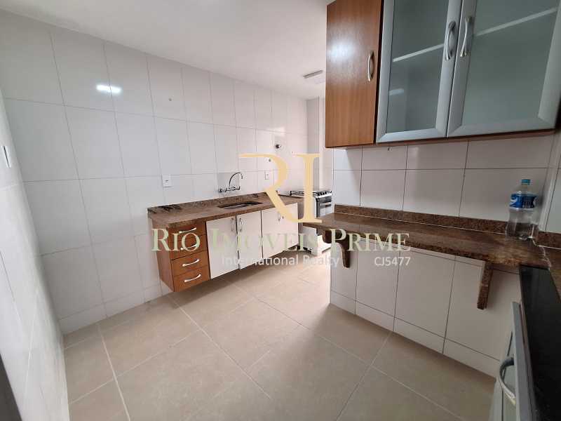 Conheça COZINHA do imóvel - TIJUCA / RUA D. DELFINA / 2 QUARTOS / 2 VAGAS / METRÔ - RPAP20395 - 13 COZINHA - 13