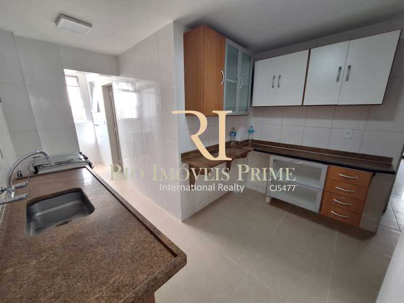 Conheça COZINHA do imóvel - TIJUCA / RUA D. DELFINA / 2 QUARTOS / 2 VAGAS / METRÔ - RPAP20395 - 14 COZINHA - 14