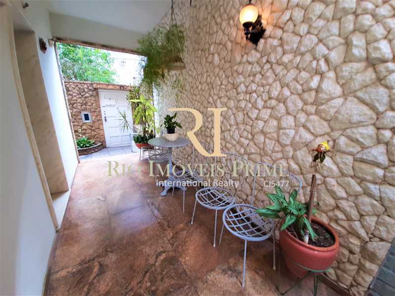 Conheça LATERAL do imóvel - Casa em Condomínio à venda Rua João da Mata, Metrô Uruguai Tijuca, Rio de Janeiro - R$ 1.700.000 - RPCN40002 - 22 LATERAL - 22