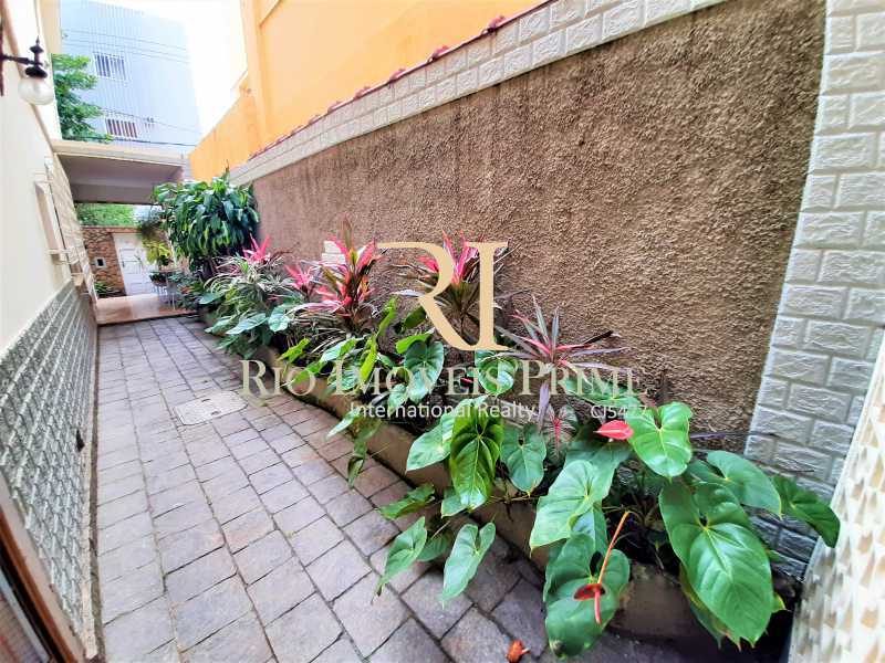 Conheça LATERAL do imóvel - Casa em Condomínio à venda Rua João da Mata, Metrô Uruguai Tijuca, Rio de Janeiro - R$ 1.700.000 - RPCN40002 - 23 LATERAL - 23