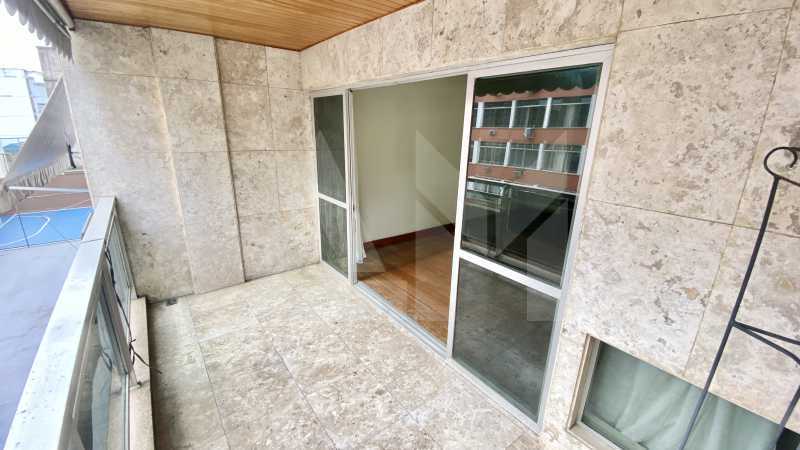 Conheça Varanda do imóvel - Apartamento de 4 Quartos na Tijuca! 3 Vagas, Suíte e Portaria 24h. Agende sua visita - 2076 - 22 Varanda - 22