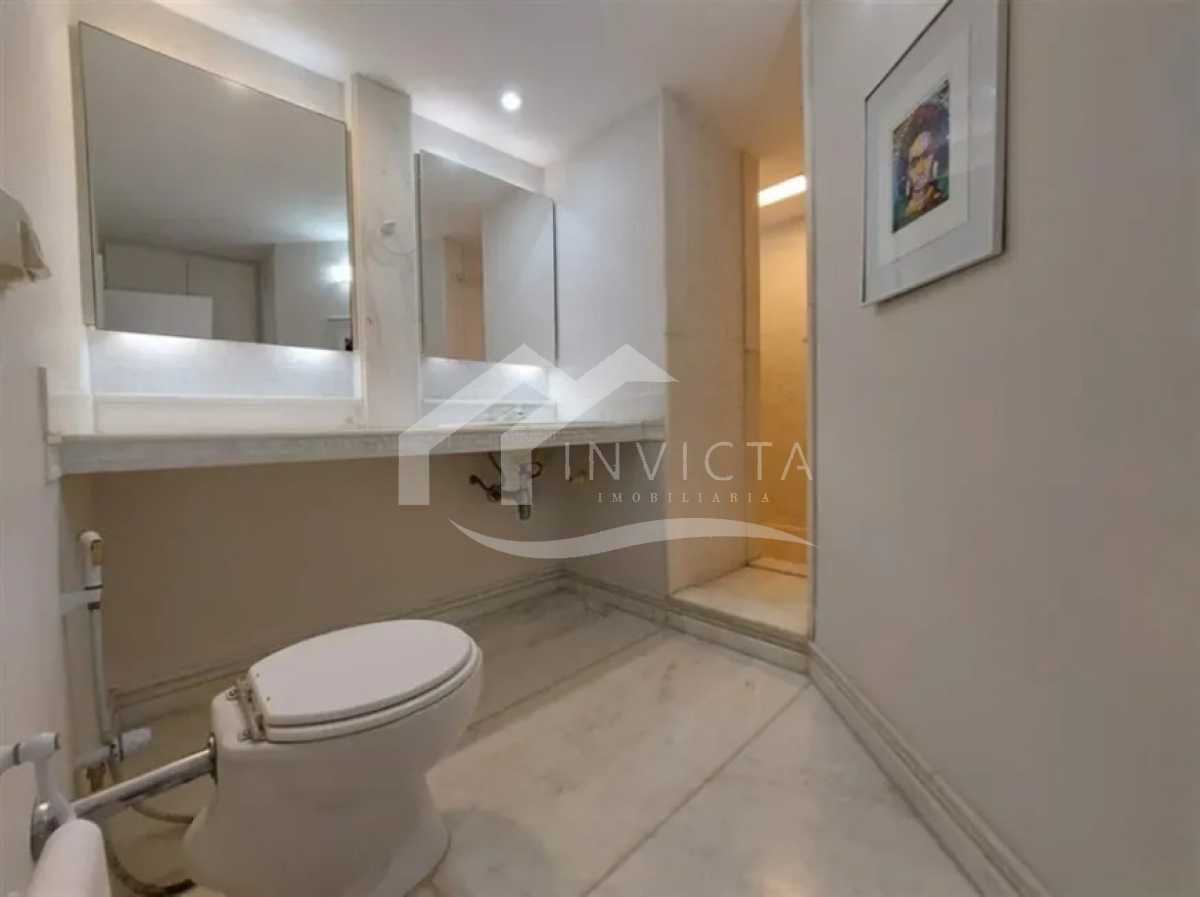 Conheça Banheiro da suíte master do imóvel - Excelente Cobertura Duplex de 220m², 4 quartos (1 suíte), área externa e 2 vagas em Ipanema - IPCO40014 - 23 Banheiro da suíte master - 23