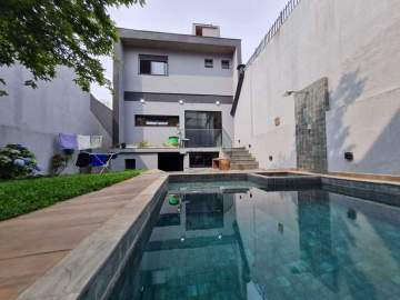 Ótima localização - Lindo sobrado com 261m2 de área construída, 03 dormitórios, sendo 01 suíte, piscina, churrasqueira, ampla copa/cozinha com conceito aberto, jardim, lavanderia, sótão aberto e iluminado, salão de jogos e garagem com duplo portão automático para 05 carros. - GJEK321