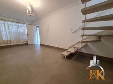 Imperdível - Vende sobrado totalmente reformado com 03 dormitórios, 02 banheiros, ampla cozinha com armário planejado, garagem coberta para 02 carros, área de serviço e quintal. - GJEK330