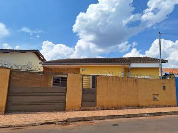 Casa para alugar Campo Grande, Campos Gerais - R$ 1.000 - MTCA00491