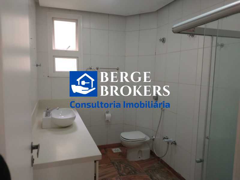 Conheça BANHEIRO SOCIAL do imóvel - Copacabana todo reformado com vaga de garagem - RJAP20195 - 10 BANHEIRO SOCIAL - 10