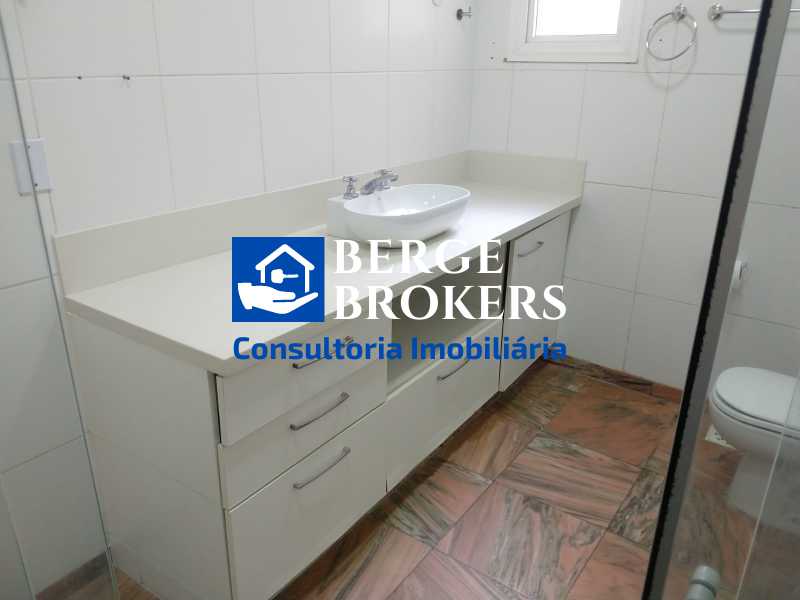 Conheça BANHEIRO SOCIAL do imóvel - Copacabana todo reformado com vaga de garagem - RJAP20195 - 24 BANHEIRO SOCIAL - 24