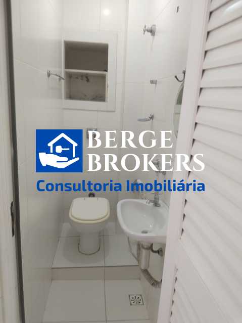 Conheça BANHEIRO DE SERVIÇO do imóvel - Copacabana todo reformado com vaga de garagem - RJAP20195 - 19 BANHEIRO DE SERVIÇO - 19
