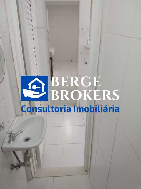 Conheça BANHEIRO DE SERVIÇO do imóvel - Copacabana todo reformado com vaga de garagem - RJAP20195 - 27 BANHEIRO DE SERVIÇO - 27