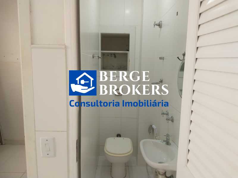 Conheça BANHEIRO DE SERVIÇO do imóvel - Copacabana todo reformado com vaga de garagem - RJAP20195 - 28 BANHEIRO DE SERVIÇO - 28