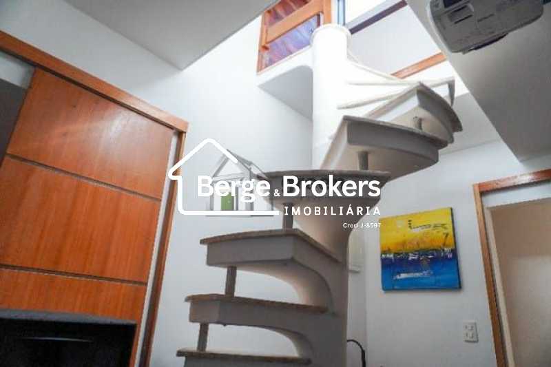 Conheça ESCADA PARA 2° ANDAR do imóvel - casa com 4 quartos sendo 1 suíte na barra da tijuca - RJCN40010 - 10 ESCADA PARA 2° ANDAR - 10