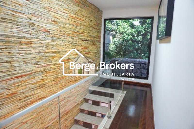 Conheça ESCADA PARA O 2° ANDAR do imóvel - casa com 4 quartos sendo 1 suíte na barra da tijuca - RJCN40010 - 9 ESCADA PARA O 2° ANDAR - 9