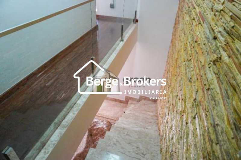 Conheça ESCADA PARA 2° ANDAR do imóvel - casa com 4 quartos sendo 1 suíte na barra da tijuca - RJCN40010 - 11 ESCADA PARA 2° ANDAR - 11