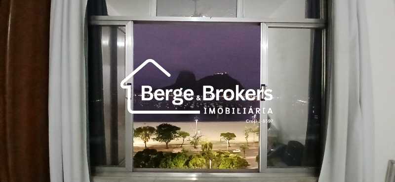 Conheça Vista Sala Noite - Frontal do imóvel - Apartamento à venda Praia de Botafogo, Botafogo, Rio de Janeiro - R$ 490.000 - RJAP10322 - 24 Vista Sala Noite - Frontal - 24