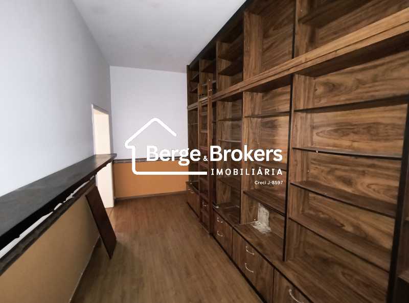 Conheça CLOSET SUITE 1 do imóvel - Excelente Casa Triplex próxima ao Alto da Boa Vista muito espaçosa - RJCA30025 - 33 CLOSET SUITE 1 - 33