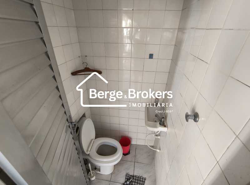 Conheça BANHEIRO SERVIÇO do imóvel - Excelente Casa Triplex próxima ao Alto da Boa Vista muito espaçosa - RJCA30025 - 58 BANHEIRO SERVIÇO - 58