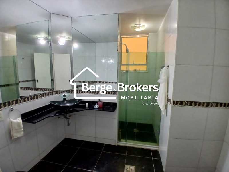 Conheça BANHEIRO 2 do imóvel - REFORMADO/VISTA PRAIA DE BOTAFOGO/METRÔ/GARAGEM - RJAP30699 - 14 BANHEIRO 2 - 14