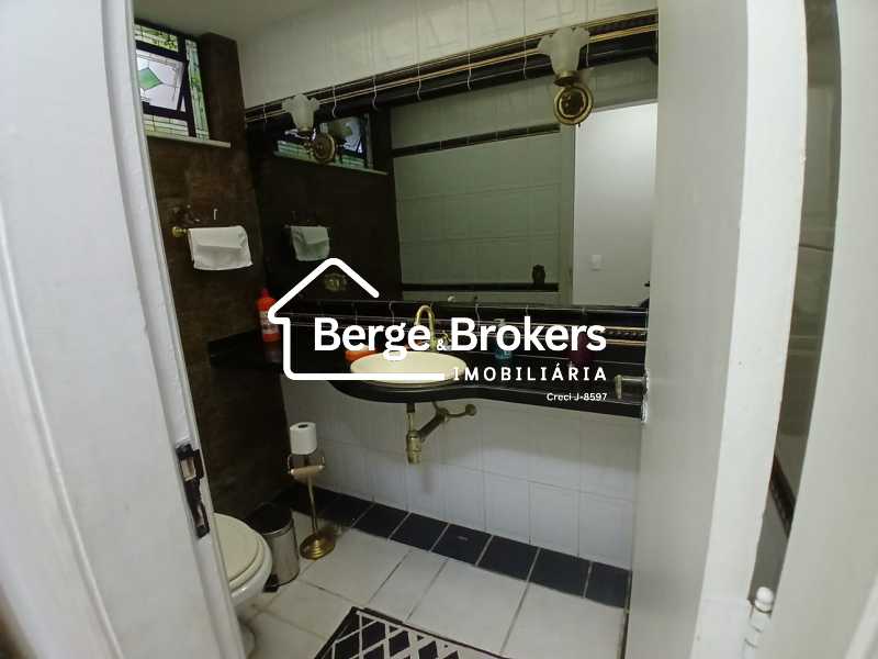 Conheça BANHEIRO 1 do imóvel - REFORMADO/VISTA PRAIA DE BOTAFOGO/METRÔ/GARAGEM - RJAP30699 - 13 BANHEIRO 1 - 13