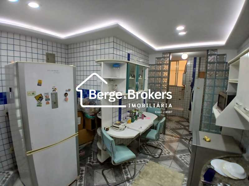 Conheça COZINHA do imóvel - REFORMADO/VISTA PRAIA DE BOTAFOGO/METRÔ/GARAGEM - RJAP30699 - 26 COZINHA - 26