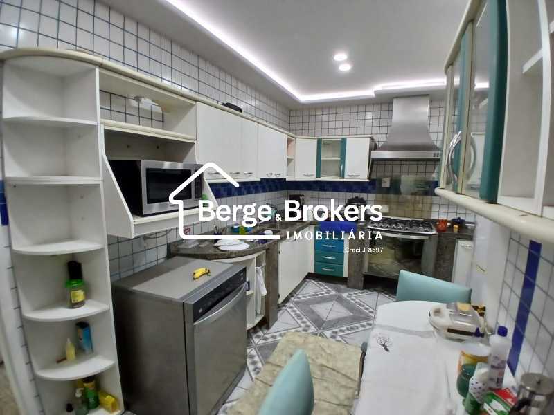 Conheça COZINHA do imóvel - REFORMADO/VISTA PRAIA DE BOTAFOGO/METRÔ/GARAGEM - RJAP30699 - 27 COZINHA - 27