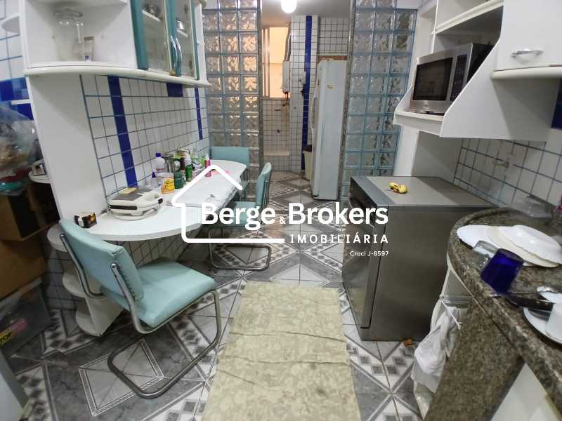 Conheça COZINHA do imóvel - REFORMADO/VISTA PRAIA DE BOTAFOGO/METRÔ/GARAGEM - RJAP30699 - 28 COZINHA - 28