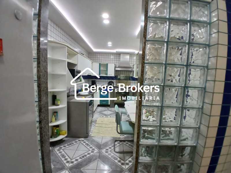 Conheça COZINHA do imóvel - REFORMADO/VISTA PRAIA DE BOTAFOGO/METRÔ/GARAGEM - RJAP30699 - 29 COZINHA - 29