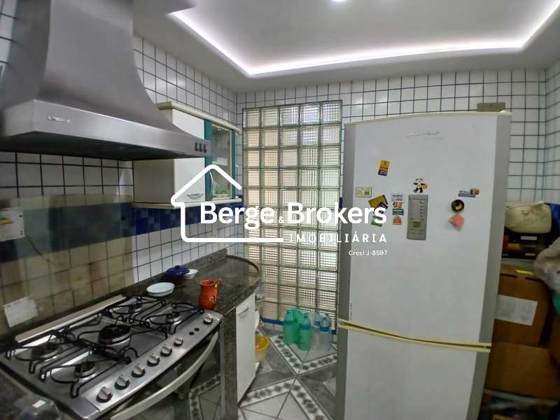 Conheça COZINHA do imóvel - REFORMADO/VISTA PRAIA DE BOTAFOGO/METRÔ/GARAGEM - RJAP30699 - 30 COZINHA - 30