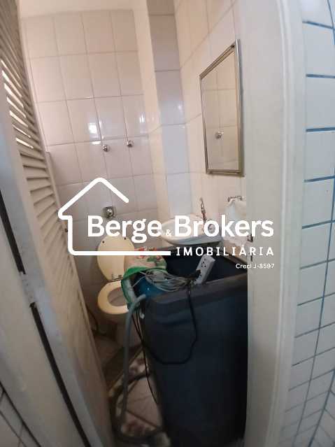 Conheça BANHEIRPO DE SERVIÇO do imóvel - REFORMADO/VISTA PRAIA DE BOTAFOGO/METRÔ/GARAGEM - RJAP30699 - 33 BANHEIRPO DE SERVIÇO - 33